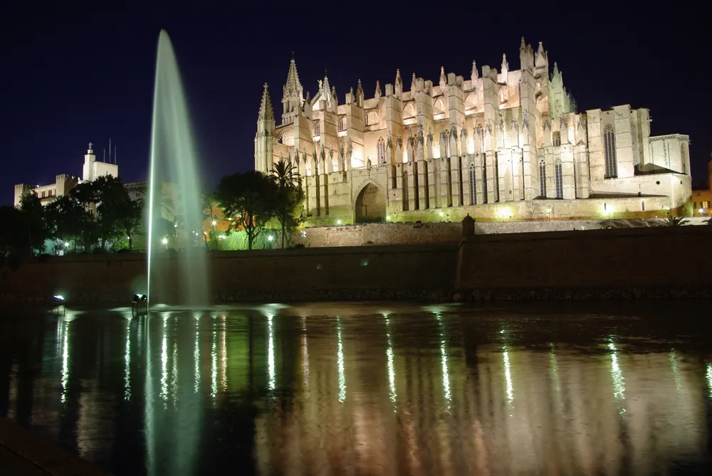 Fuente del Parc de la Mar de noche