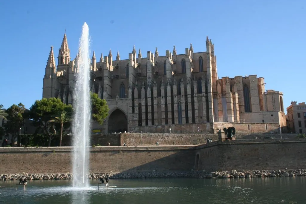 Fuente del Parc de la Mar con la Catedral de Palma al fondo