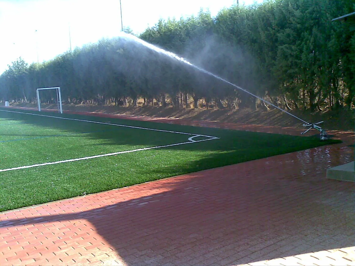 Riego de un campo de fútbol